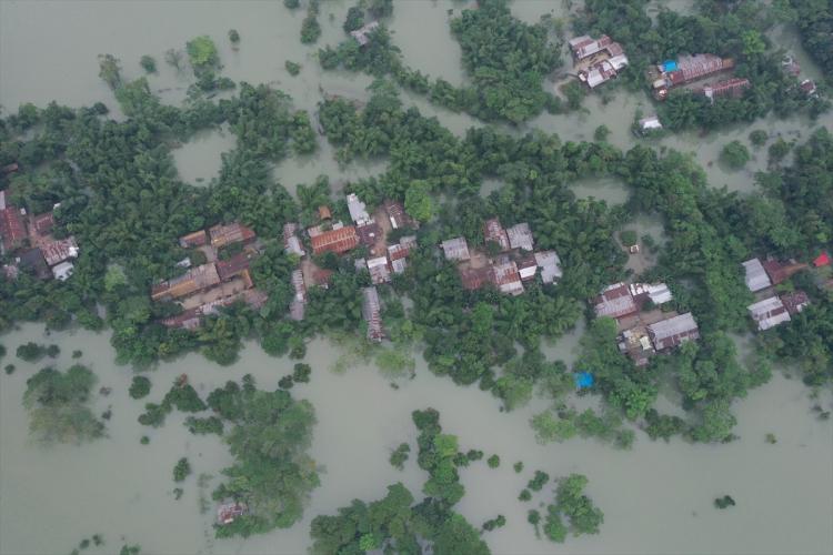 <p>Rahman, kuzeydoğu Sylhet ve Sunamganj bölgelerinin 100 yılı aşkın tarihinde bu kadar büyük bir sel felaketiyle karşılaşmadığını aktardı.</p>

<p> </p>
