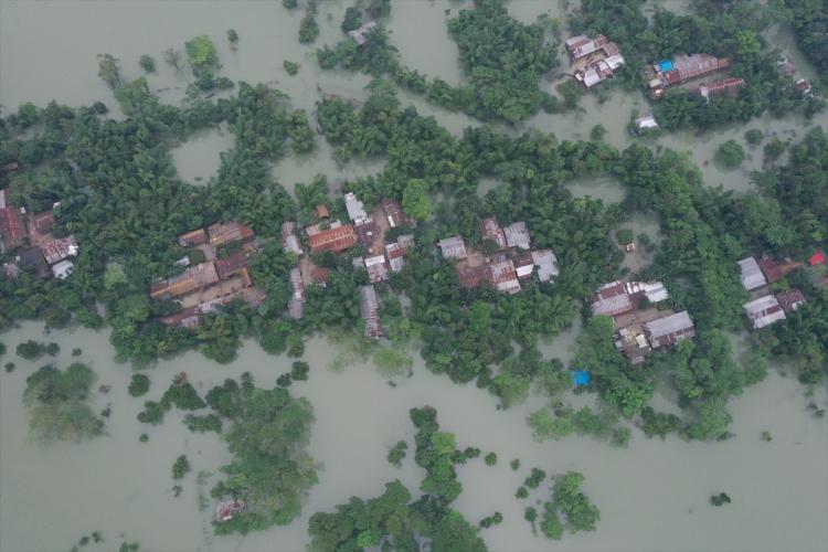 <p>Rahman, kuzeydoğu Sylhet ve Sunamganj bölgelerinin 100 yılı aşkın tarihinde bu kadar büyük bir sel felaketiyle karşılaşmadığını aktardı.</p>
<p> </p>