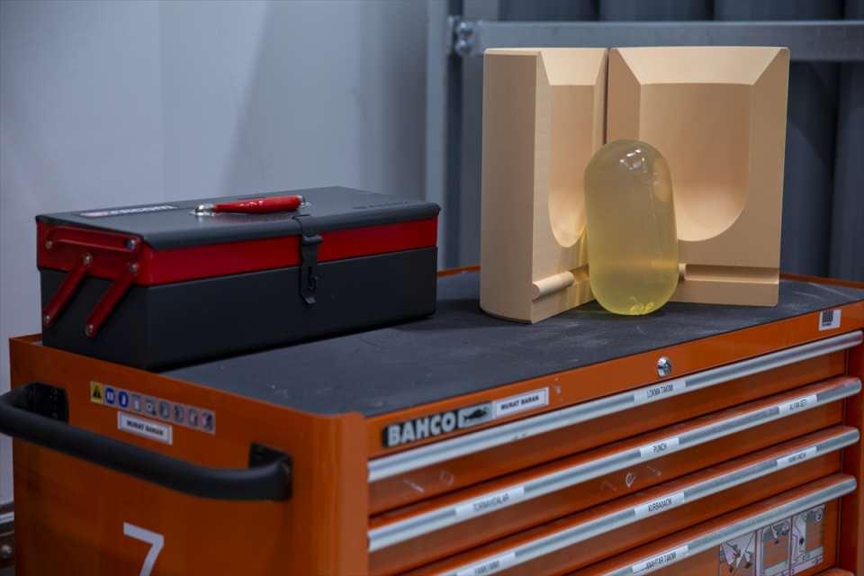 <p><strong>- Projeler birbirini beklemeyecek</strong></p>
<p>"Tesiste yapılacak testlerde şirketin yürüttüğü projeler arasında bir öncelik olup olmayacağına, testlerin hangi projeyle başlayacağına" ilişkin soruya karşılık Türkmen, "Hepsiyle başlayacağız. Önce Hürjet, Milli Muharip Uçak, Gökbey diye sıralamamız yok. Hepsini belki 1 gün arayla yapabilecek altyapı kurduk. Kullandığımız jelatin kuş modelini, sabotları buna göre hazırladık, altyapımızı ve personel istihdamını buna göre yaptık, mühendislerimizi buna göre yetiştirdik ve alanımızı da buna göre kurduk. Yani bir proje diğerini bekliyor diye bir şey olmayacak burada. Kim önce getirirse parçasını, onlardan başlayacağız." yanıtını verdi.</p>
<p> </p>
<p>Altyapı sayesinde yapılan atışa ilişkin bütün ölçümleri alabildiklerine işaret eden Türkmen, bunun simülasyon ortamındaki verilerle karşılaştırılmasıyla çok büyük zaman kazancı sağlandığını ve kaza dayanım, beka açısından da tasarımın mükemmelleştirildiğini söyledi.</p>
<p> </p>
<p> </p>