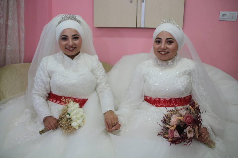 <p>Arkadaşlıklarını ilerleten Elif Muti, Emrah Şahin ile Elvan Muti ise İhsan İlden ile aynı gün nişanlandı. Çiftler, düğünlerini ise birlikte yapmaya karar verdi. </p>