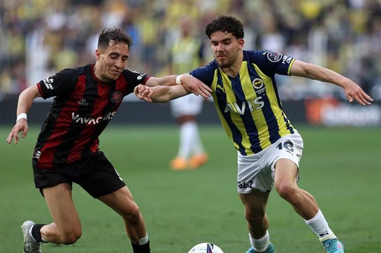 <p>Süper Lig'de geçen sezon Fatih Karagümrük formasıyla gösterdiği performansın ardından Trabzonspor ve Beşiktaş'ın da kadrosuna katmak istediği Emro Mor'un yeni adresi Fenerbahçe oldu. Uzun süredir görüşen sarı-lacivertli yönetim ve Karagümrüklü idareciler, dün yapılan son görüşmede anlaştı. 24 yaşındaki oyuncu için ödenecek rakam netlik kazanmazken, Fenerbahçe'nin bir de futbolcuyu kırmızı-siyahlı ekibe göndereceği öğrenildi. | SABAH</p>

<p> </p>
