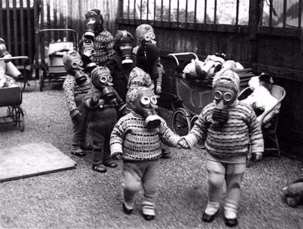 <p><strong>1941 yılında...</strong></p>

<p>Londra bombalamaları aileler ve çocuklar için korkutucu bir ortam yarattı. Çocuklar gaz maskesi takmak zorunda kaldı.</p>
