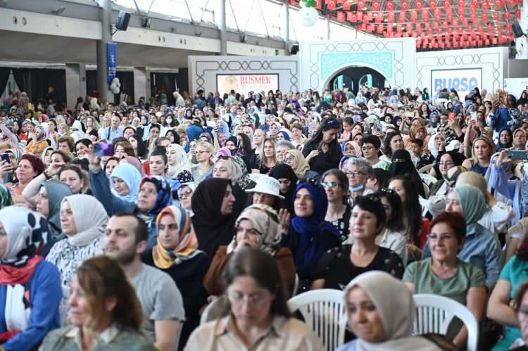 <p>Bursa Büyükşehir Belediyesi Sanat ve Meslek Eğitimi Kursları (BUSMEK) tarafından düzenlenen 16. Genel Sergi, Atatürk Kongre Kültür Merkezi'nde sanatseverlerin izlenimine sunuldu. Bursa’nın Türk Dünyası Kültür Başkenti olması nedeniyle ‘Türk Dünyası ve Kültürü’ temasıyla organize edilen sergide birbirinden farklı sanat dalında 2000’den fazla el emeği, göz nuru eser Bursalılarla buluştu.</p>