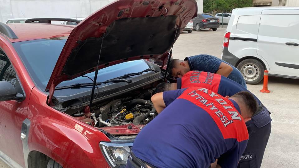 <p>Otomobil sahibi Çövüt, kedinin motorundan çıktığını sanarak işi gereği Denizli'den Aydın'a geldi. 150 kilometre yol yapan Çövüt otomobilini bir otelin otoparkına park ederek aracından indi. </p>
<p> </p>