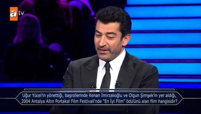 <p><span style="color:#000000"><strong>Soruyu okumak için derin bir nefes alan Kenan İmirzalıoğlu, kendisi hakkındaki soruyu görünce şoke oldu.</strong></span></p>
