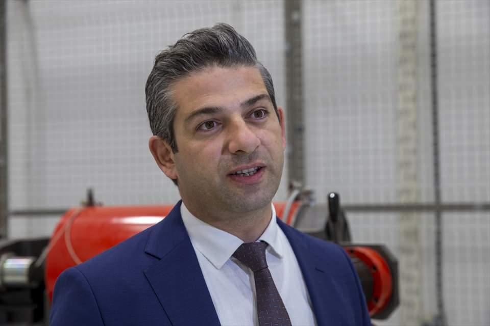 <p>Kuş çapma testlerinin Türkiye'de yapılmasının maliyet açısından da önemli avantaj sağladığını vurgulayan Türkmen, "Yurt dışında ödenen ücretin 5'te biriyle bu testleri yapabiliyoruz." dedi.</p>
<p>Türkmen, tesisin Türk Havacılık ve Uzay Sanayii yanında ASELSAN, TEI, saydam yapılar yapan alt yükleniciler, rüzgar türbinleri ve kanatları yapan firmalara da hizmet verebileceğini dile getirdi.</p>
<p> </p>