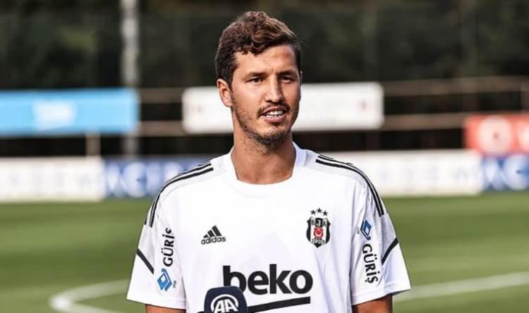 <p>SALİH UÇAN + PARA TEKLİFİ MASADA<br />
<br />
Çebi'nin Emre Mor transfer için Beşiktaş'a Salih Uçan + para teklifini yaptığı ortaya çıktı. Beşiktaş'ın bu talebi üzerine başkan Hurma, düşünmek için zaman istedi. İki kulübün cuma günü Emre Mor konusunda yeniden bir araya gelmesi bekleniyor. Bu süreçte siyah beyazlı cephe, Emre Mor transferini teknik direktör Ismael ile birlikte değerlendirecek ve Karagümrük'e son teklifi yapacak. | HÜRRİYET</p>