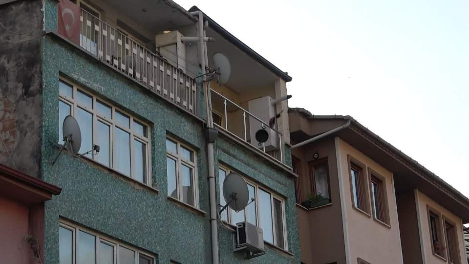 <p>Olay, saat 05.00 sıralarında merkez Osmangazi ilçesi Pınarbaşı Mahallesi'nde meydana geldi. Edinilen bilgiye göre, Nebahat N. (65), kuzeni olan Bülent N.'nin yanına gelmesini isteyerek kendini balkondan sarkıttı. </p>
<p> </p>