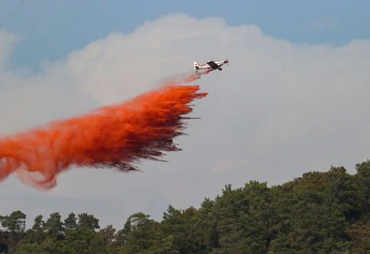 <p>Marmaris'te 21 Haziran'da çıkan yangın, karadan müdahalenin yanı sıra helikopter ve uçakların gerçekleştirdiği çalışmayla kontrol altına alındı. </p>

<p> </p>
