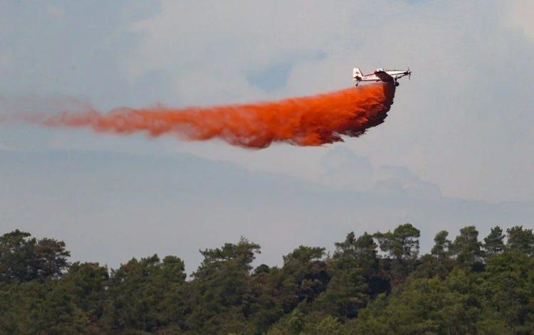 <p>Muğla Marmaris'teki orman yangınında uçaklardan atılan sudaki kırmızı renk merak konusu oldu.</p>

<p> </p>

