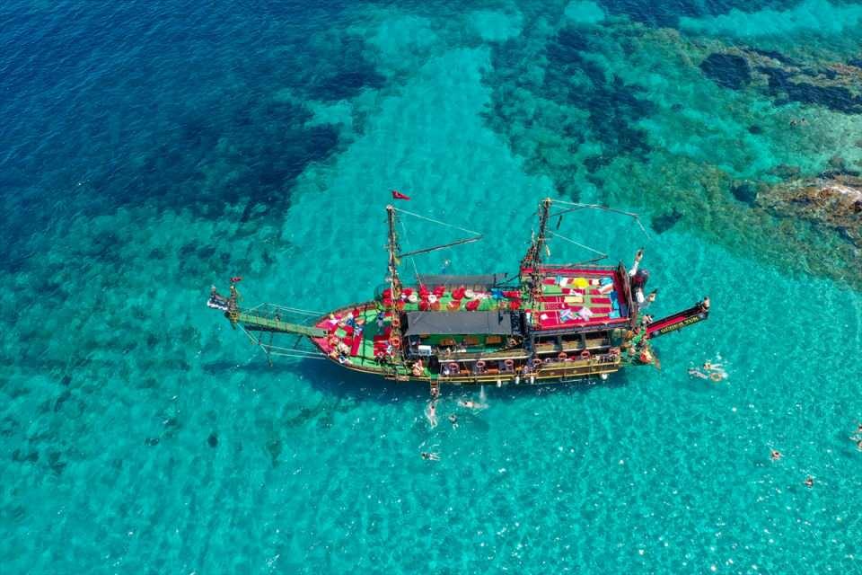 <p>Okulların kapanmasıyla Dikili'de turizm hareketliliğinin yaşanmaya başladığını ifade eden Güdem, ekip olarak tur teknelerinde misafirlerine en iyi hizmeti sunmaya çalıştıklarını dile getirdi.</p>
<p> </p>