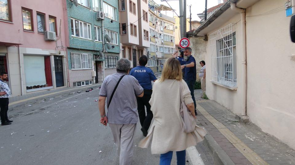 <p> Polis ekiplerinin uzun süren ikna çabalarının ardından Bülent N., polis otosuyla olay yerine getirildi. </p>