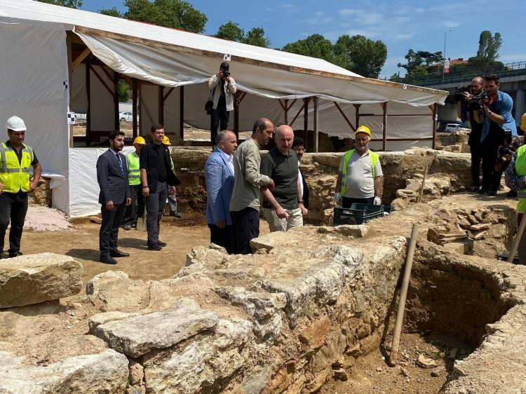 <p>Diğer taraftan Haydarpaşa Gar Binası ve Müştemilatı 2.Etap Restorasyonuna devam ediyoruz. Çalışmalar sırasında Kalkedon şehrine ait olduğu düşünülen tarihi yapılar çıktı.</p>
