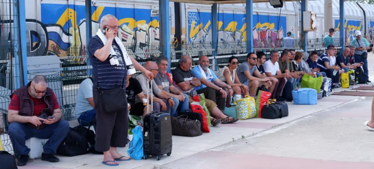 <p>Yaz tatilini ve yıllık izinlerini ana vatan Türkiye'de geçirmeyi tercih eden emekli gurbetçilerin akın akın gelişleri devam ediyor. Araçlarıyla uzun yolculuk yapmayı talep etmeyen emekli gurbetçiler, arabalı treni tercih ediyor. </p>

<p> </p>
