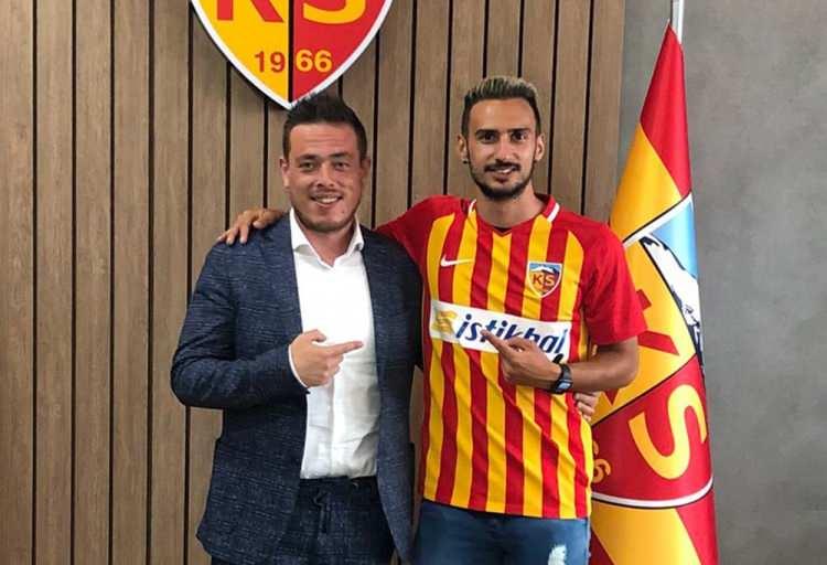 <p><strong>SAĞ BEKTE ROTA: ONUR BULUT! </strong></p>

<p>Sacha Boey'in ayrılmak istemesi sonrasında Cim Bom'da gündem sağ beke döndü. Bu doğrultuda Kayserispor'un tecrübeli futbolcusu Onur Bulut gündeme gelirken, hafta içinde bu operasyonun da başlaması bekleniyor. Sarı-kırmızılılarla 1 yıllık sözleşmesinin kalması Onur'un da açıkca ayrılmak istediğini söylemesi Cim Bom'un masada elini güçlendiren detaylar. (FANATİK)</p>
