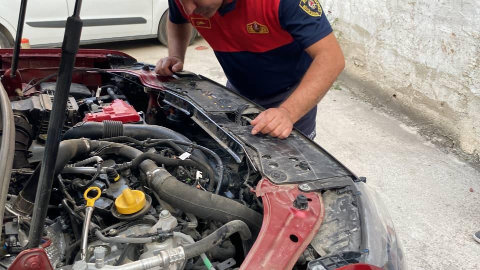 <p>Yine otomobilin motor bölümünden kedi sesi geldiğini fark eden Çövüt bu sefer durumu 112 Acil Çağrı Merkezi'ne bildirdi. İhbar üzerine bölgeye itfaiye ekipleri sevk edildi.</p>