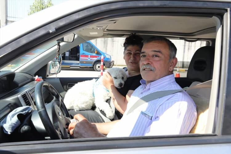 <p><em><strong>Almanya'dan gelen Fatih Pişkin, AA muhabirine, uzun ve yorucu bir yolculuğun ardından T&uuml;rkiye'ye geldiklerini belirtti.</strong></em></p>

<p>Vatana geldikleri i&ccedil;in mutlu olduklarını ifade eden Pişkin, "İnsanın toprağı &ouml;pesi geliyor. Orada s&uuml;rekli ikinci sınıf bir adam rol&uuml;ndesin. İnsanın kendi vatanında olması bambaşka bir şey" dedi.</p>
