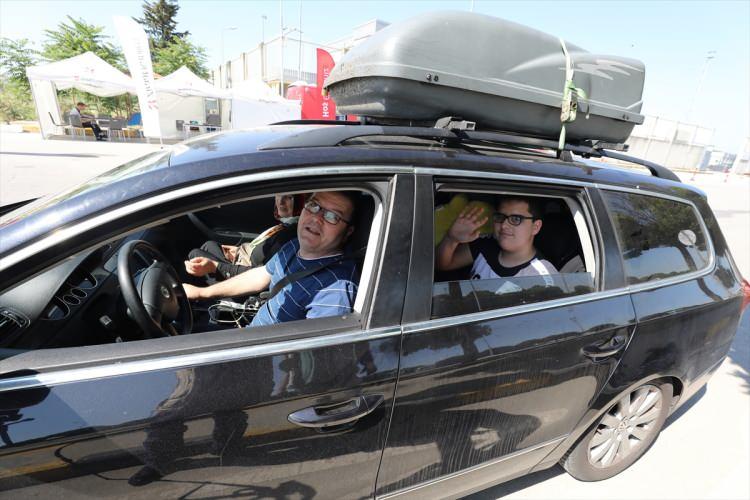 <p>Almanya'dan T&uuml;rkiye'ye gelirken b&uuml;y&uuml;k bir sevin&ccedil;, d&ouml;nerken de &uuml;z&uuml;nt&uuml; duyduklarını dile getiren Pişkin, "İnsan bırakamıyor, aileni toprağını bırakmak kolay değil ama &ccedil;oluk &ccedil;ocuk belirli bir yola girdi, eşim orada doğup b&uuml;y&uuml;m&uuml;ş. Kolay değil inanın hi&ccedil;bir şey." ifadelerini kullandı.</p>

<p>&nbsp;</p>
