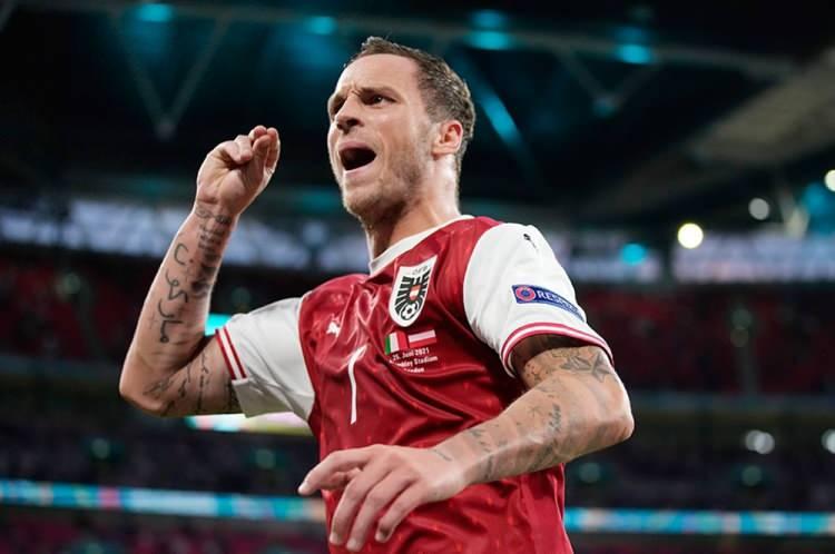 <p>Beşiktaş'ın transferinde büyük ilerleme sağladığı Marka Arnautovic'te sürpriz bir gelişme yaşandı. İtalyan devi Juventus devreye girdi. Bu gelişme moralleri bozsa da Siyah Beyazlılar'ın geri adım atmaya niyeti yok. Yönetim, Avusturyalı golcü için tüm imkanlarını seferber etti. | FANATİK</p>
