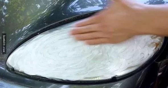 <p>Elimiz yardımıyla diş macununu farlara güzelce yayıyoruz.</p>
<p> </p>