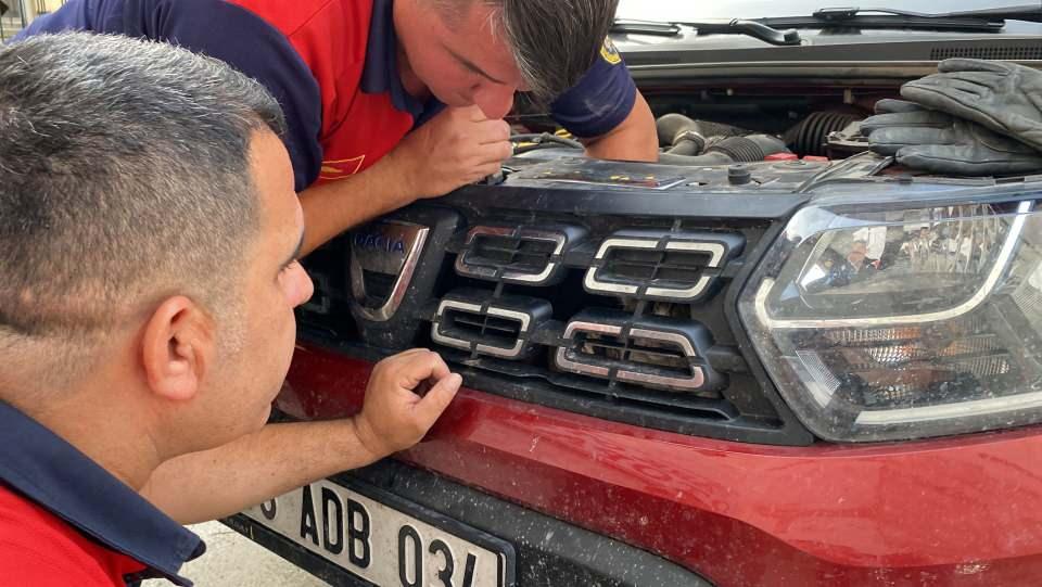 <p>Olay, Efeler ilçesi Yedieylül Mahallesi'ndeki bir otelin otoparkında meydana geldi. Edinilen bilgiye göre, Oğuzhan Çövüt Denizli'de bulunduğu sırada otomobilinin motor kısmından kedi sesi geldiğini fark etti. </p>