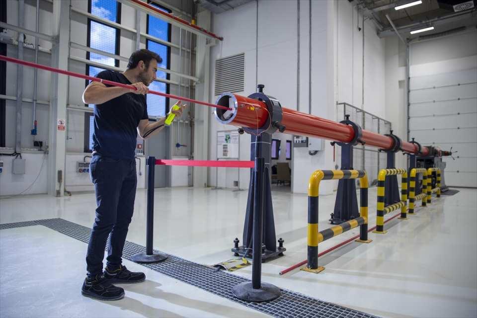 <p>Milli Muharip Uçak, Hürjet, Gökbey gibi hava araçlarının gelişim ve üretim süreçlerine destek olacak Türkiye'nin ilk Kuş Çarpma Test Tesisi kapılarını Anadolu Ajansına açtı.</p>

<p> </p>
