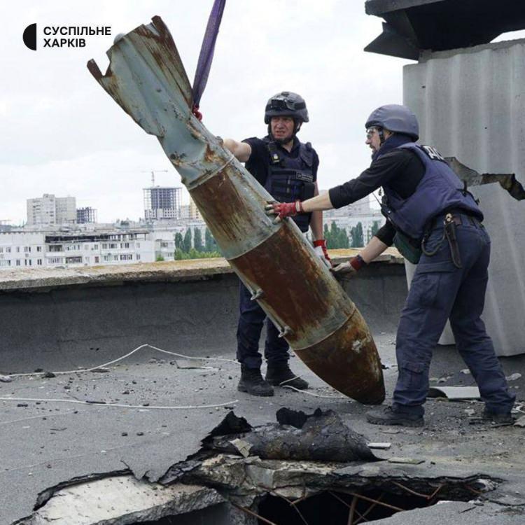 <p>Ukrayna'nın Harkov bölgesinde Mart ayında 9 katlı bir binaya atılan ve infilak etmeyen Rus yapımı bomba, ekiplerin titiz çalışmasıyla vinç kullanılarak sıkıştığı yerden çıkarıldı.</p>

