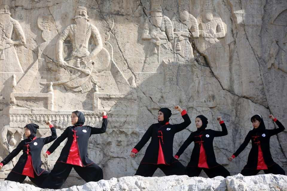 <p>Tekvando, kungfu, jimnastik, ninjutsu gibi çeşitli dallardan farklı yaşlarda öğrenci ile Kabura Vahdet Takımı'nı kurduklarını söyleyen Nimeti, "Aralarında 5 yaşındaki çocuktan 22 yaşındaki anneye kadar kadınlar ve genç kızlar var. </p>
