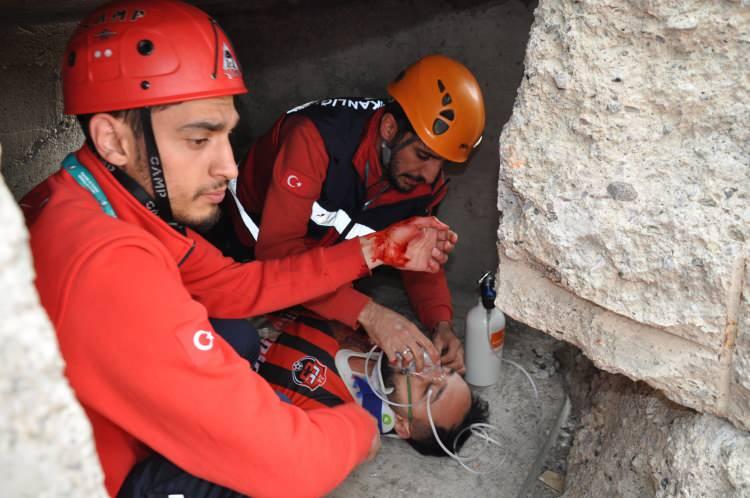 <p>Kars’ta 6 ilin katılımıyla düzenlenen depren tatbikatı gerçeği aratmadı. Ekiplerin yaralılara kısa sürede müdahalesi ise dikkat çekti. Tatbikat anında kısa süreliğine yağan dolu ise ekiplere zor anlar yaşattı.</p>