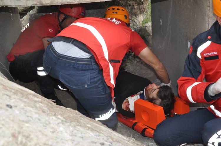 <p>Kars İl Sağlık Müdürlüğü koordinesinde gerçekleşen deprem tatbikatı Havalimanı mevkiinde gerçekleşti. Tatbikatın öncesi açıklama yapan İl Sağlık Müdürü Uzman Dr. Zakir Lazoğlu, Ulusal Medikal Kurtarma Ekiplerinin (UMKE) 2004 yılında kurulduğunu ve kurulduğu günden bugüne sayısız hizmetlerde bulunduğunu söyledi.</p>
