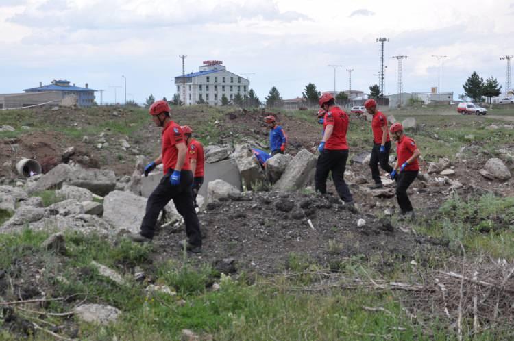 <p>6 ilin katıldığı tatbikatta senaryo gereği Kars’ta 6.5 şiddetinde deprem meydana geldi. Depremde iki binada hasar ve yıkım meydan gelirken 9 vatandaş göçün altında kaldı.</p>
<p> </p>