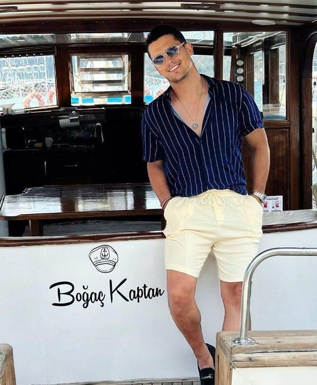 <p><span style="color:#B22222"><strong>"Benim başıma geleceğini düşünmediğim bu hastalık, genç yaşımda beni buldu" diyen ve stressiz bir yaşam için Fethiye'ye yerleşen oyuncu tedavisine devam ederken aynı zamanda kaptanlık yapmayı da ihmal etmiyor.</strong></span></p>
