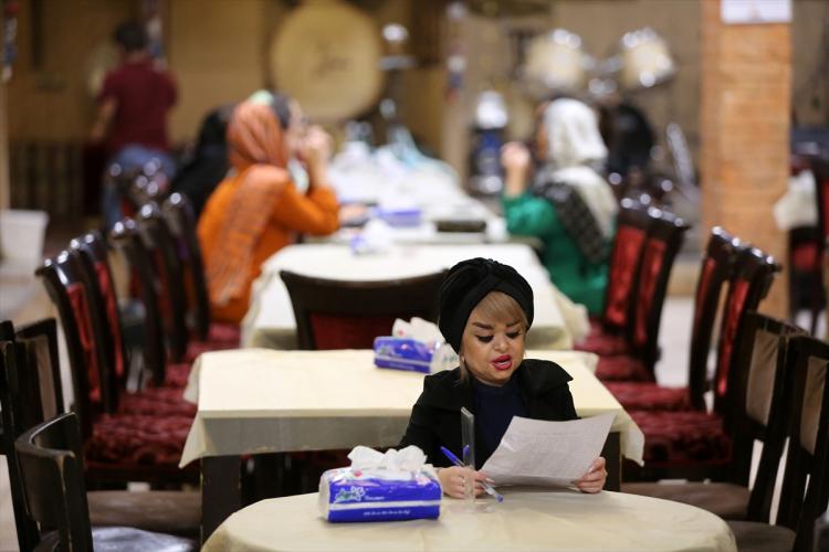 <p>İşletmecisi de çalışanları gibi cüce olan restoranda Tebriz’den Meşhed’e, Sistan-Belucistan’dan Tahran’a birçok kişi istihdam ediliyor.</p>

<p> </p>
