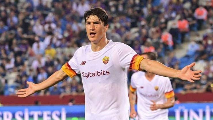 <p><strong>Galatasaray'dan santrfor transferinde sürpriz!</strong></p>

<p>Galatasaray'ın yeni teknik patronu Okan Buruk, istediği golcüyü Roma'da buldu. Sarı kırmızılıların yeni teknik direktörü Okan Buruk, Roma’da forma giyen Özbek santrfor Eldor Shomurodov’un alınması istedi. | Hürriyet</p>
