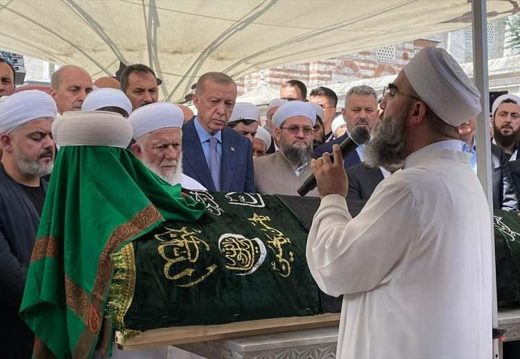 <p>Cumhurbaşkanı Recep Tayyip Erdoğan, böbrek rahatsızlığı nedeniyle tedavi gördüğü hastanede 93 yaşında vefat eden din alimi Mahmut Ustaosmanoğlu için Fatih Camisi'nde düzenlenen cenaze törenine katıldı.</p> <p> </p> 