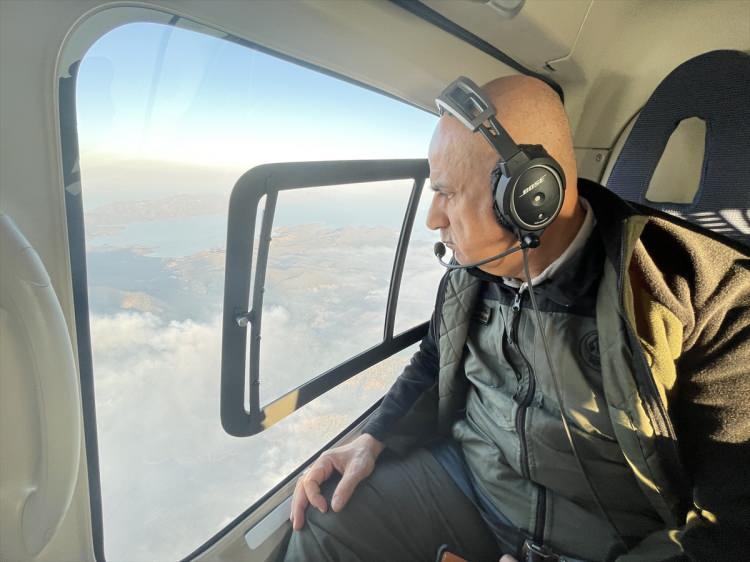 <p> Tarım ve Orman Bakanı Vahit Kirişci, helikopterle yangın bölgesinde incelemede bulundu.</p>
