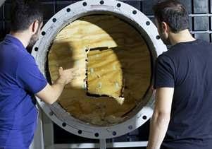 <p>1,8 kilogramlık kuşun uçağın hızıyla birleştiğinde bir projede yaklaşık 25 tonluk bir etki yaratacağını vurgulayan Türkmen, testin başarılı olması için uçak parçasının etkiye dayanması ve bekasını devam ettirmesi gerektiğini bildirdi.</p>
<p>Ömer Faruk Türkmen, bu süreçte verilen desteklerin önemine işaret ederek, "Hem Genel Müdürümüz hem Savunma Sanayii Başkanımız hem de Cumhurbaşkanımız bize çok büyük destek oluyor. Bize zaten sadece destek lazım. Bu destek sayesinde mühendislerimiz çok hızlı şekilde bu altyapıları kurabiliyorlar. Genele bakıldığında kuş çarpma altyapısı aslında çok küçük bir altyapı. Yıldırım test tesisi, yapısal test tesisi ve Demir Kuş'u kapsayan çok büyük bir altyapı kurulumu var. Bilgisayar ortamında yapılan işlerin tamamen gerçekle korele edilip, eşleştirilip mükemmelliğe ulaşması için bize büyük fayda sağlıyor." dedi.</p>