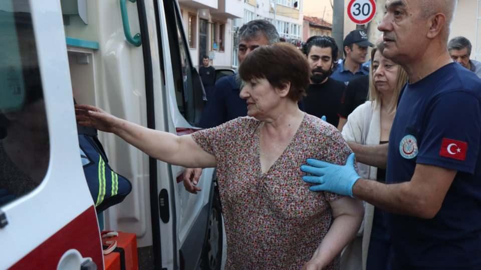 <p>Bülent N.'nin geldiğini gören Nebahat N., yaklaşık 1 saat süren çabaların ardından ikna oldu.</p>