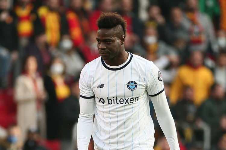 <p><strong>MARIO BALOTELLI 5 MİLYONA GELİYOR!</strong></p>

<p><br />
Galatasaray için Balotelli iddialarının ardı arkası kesilmiyor. İtalyan basınına yansıyan haberlere göre, sarı-kırmızılıların bu transferi bitirmek için Adana Demirspor'la anlaşmasına gerek yok. Çünkü Adana ekibiyle Balotelli arasında yapılan anlaşmada 5 milyon Euro'ya serbest kalır maddesi var ve Galatasaray bu bedeli öderse İtalyan golcüyü kadrosuna katacak. Okan Buruk'un imzasının ardından transfer netleşecek. (AKŞAM)</p>
