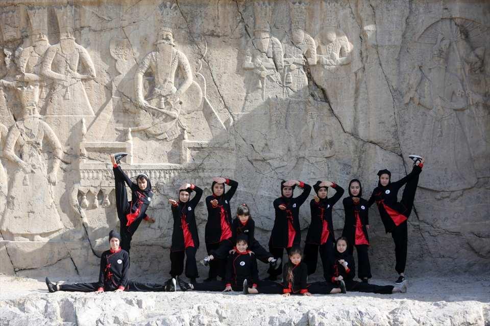<p>Nimeti, 10 yıldır İran’da çeşitli spor dallarında çalışmalar yürüttüğünü belirterek, topla oynanan sporlardan savunma sanatı sporlarına kadar birçok alanda faaliyet yürüttüğünü aktardı.</p>

<p> </p>
