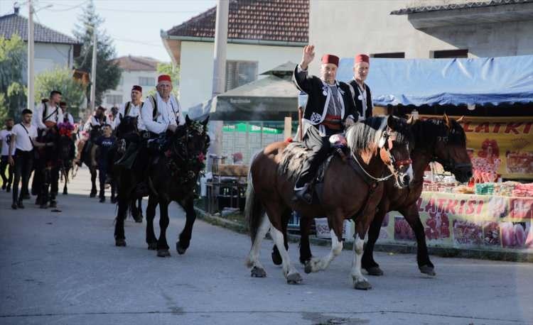 <p>Travnik Müftüsü Ahmed Adilovic de Kovid-19 salgınının ardından şenliklerin eski ihtişamına kavuşmasından duyduğu memnuniyeti ifade etti.</p>

<p> </p>
