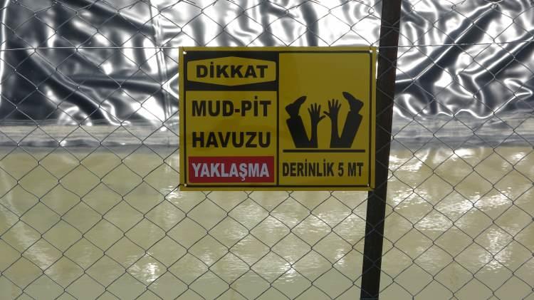<p><strong>Başka kuyular da açıldı</strong></p>
<p>Petrol kuyularının olduğu alanlarda ve yollarda çalışmalar son hızla devam ederken ‘Mud-Pit’ havuzunun da kurulduğu görüldü.</p>