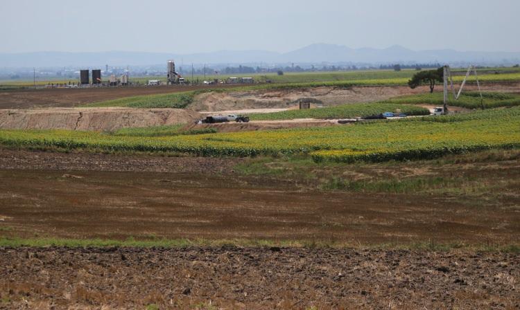 <p>Arama yapan yabancı şirketin daha önce ‘Petrol yok’ diyerek kapattığı kuyuda bulunan petrolün yüksek kalitede olduğu öğrenilirken bölge halkı petrole sevinci yaşıyor.</p>