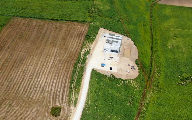 <p>Dron ile görüntülenen alanlarda çalışmanın devam ettiği görülürken doğduğundan bu yana köyde yaşayan 66 yaşındaki İsa Sezgin, “Mısır sulaması yapılırken 1998 yılında suyun içerisinde siyah bir maddenin çıktığı ve bununda mısırı bozduğu görüldü. Bunun üzerine tarla sahibi maddeyi götürüyor ve petrol olduğu ortaya çıkıyor. Şimdi 2 kuyudan verim alınıyor. Buradan günlük 2-3 tanker petrol gidiyor. Bu memleket için çok olumlu bir şey. Buradan petrolün çıkması faydalı olur” diye konuştu.</p>

