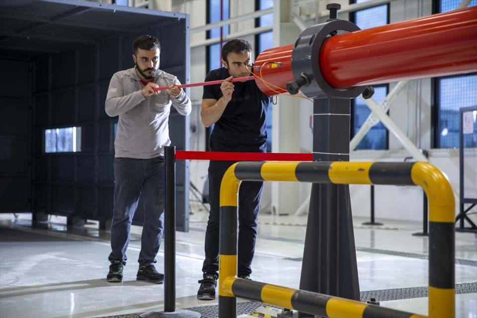 <p>Kuş Çarpma Test Tesisi ile havacılığın en büyük tehditlerinden biri olarak nitelendirilen kuş çarpmasında hava araçlarının en az zararı görmesini sağlamak için yürütülen çalışmalarda kullanılacak altyapı Türkiye'ye kazandırıldı.</p>
<p> </p>