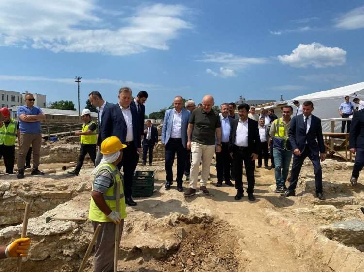 <p>Ulaştırma ve Altyapı Bakanı Adil Karaismailoğlu Haydarpaşa Garı ve gar sahasında gerçekleştirilen arkeolojik çalışmaları yerinde kontrol etti. </p>
