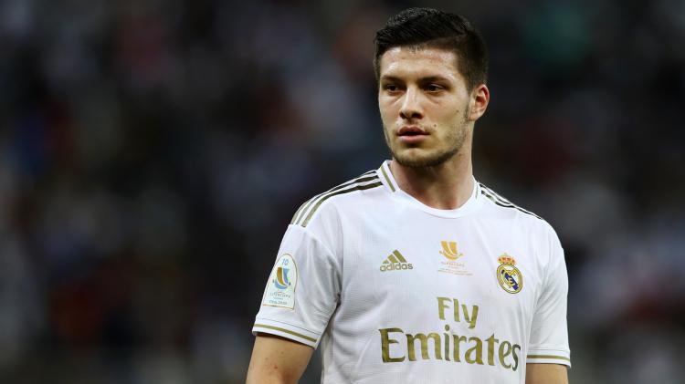 <p><span style="color:#B22222"><strong>Sırp yıldız Jovic Beşiktaş'a teklif edildi!</strong></span></p>

<p>Real Madrid'in 63 milyon euroya transfer ettiği Sırp golcü Luka Jovic, Beşiktaş'a önerildi. Ünlü forvetin 1,5 milyon euro karşılığında Beşiktaş'a kiralanabileceği belirtildi.</p>

<p><strong> BÜYÜK TRANSFER FIRSATI</strong></p>

<p>Real Madrid'in 2019-20 sezonu başında E. Frankfurt'tan tam 63 milyon euroya transfer ettiği Luka Jovic, menajerler aracılığıyla Beşiktaş'a teklif edildi. İspanyol devinde büyük bir hayal kırıklığı yaratan 24 yaşındaki Sırp forvet, 2020-21 sezonunun ara transfer döneminde 6 aylığına Alman ekibine geri kiralanmıştı.</p>

<p><strong>"1,5 MİLYON EUROYA SİZE KİRALAYALIM"</strong></p>

<p>Luka Jovic'in 1,5 milyon euro karşılığında Beşiktaş'a getirilebileceği menajerler tarafından Ahmet Nur Çebi'ye aktarıldı. Real Madrid ile 3 yıl daha sözleşmesi bulunan futbolcu La Liga'da geride bıraktığımız sezonda 15 maça çıkıp 1 gol, 3 asistlik istatistik yakalamıştı.</p>

<p>Jovic'in Türkiye'de forma giymeye sıcak baktığı belirtildi.</p>
