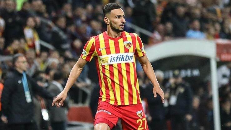 <p><strong>Onur Bulut: 'Galatasaray'dan haber bekliyorum'</strong></p>

<p>Kayserispor'un sağ beki Onur Bulut, transfer durumuyla ilgili konuştu.</p>

<p>Galatasaray'ın Transfer listesinde yer alan Kayserisporlu Onur Bulut, Radyospor’a yaptığı açıklamada, “Galatasaray’la görüşme olacak dediler, ama oldu mu olmadı mı onu bilmiyorum. Bir sene daha sözleşmem var. O yüzden ben bekliyorum. Olursa olur, olmazsa Kayseri’de mutluyum. Kendimi pek baskı altına koymuyorum” dedi. | Radyospor</p>
