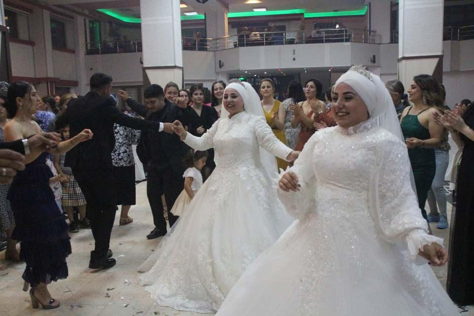 <p>O arada kuzenim de Elvan’la tanışarak evlenme kararı aldılar. Düğünü birlikte yapmak istediler. Biz de onayladık çok da güzel oldu" dedi.</p>