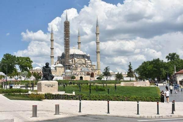 <p>Edirne'de UNESCO Dünya Kültür Mirası Listesi'ndeki Mimar Sinan'ın ustalık eseri tarihi Selimiye Camisi'nde Vakıflar Genel Müdürlüğü tarafından başlatılan kapsamlı restorasyon sürüyor.</p>